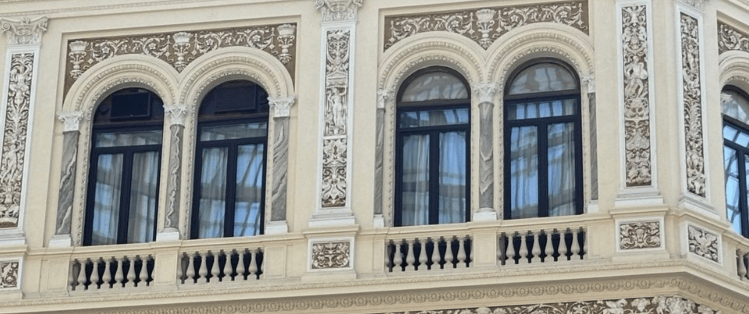 Dettaglio della Galleria Umberto I di Napoli, sede di Merqurio